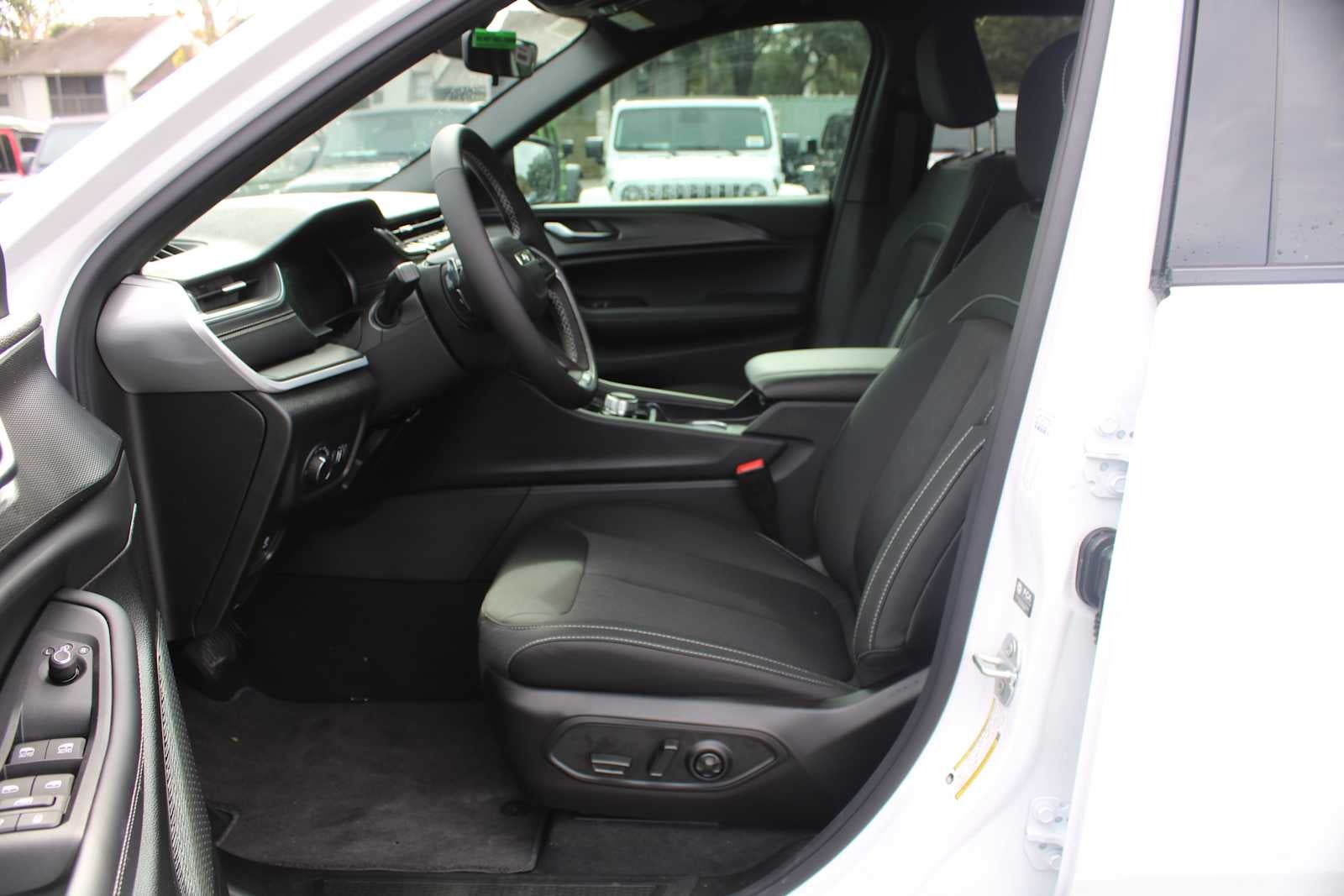 2025 Jeep Grand Cherokee GRAND CHEROKEE LAREDO X 4X2