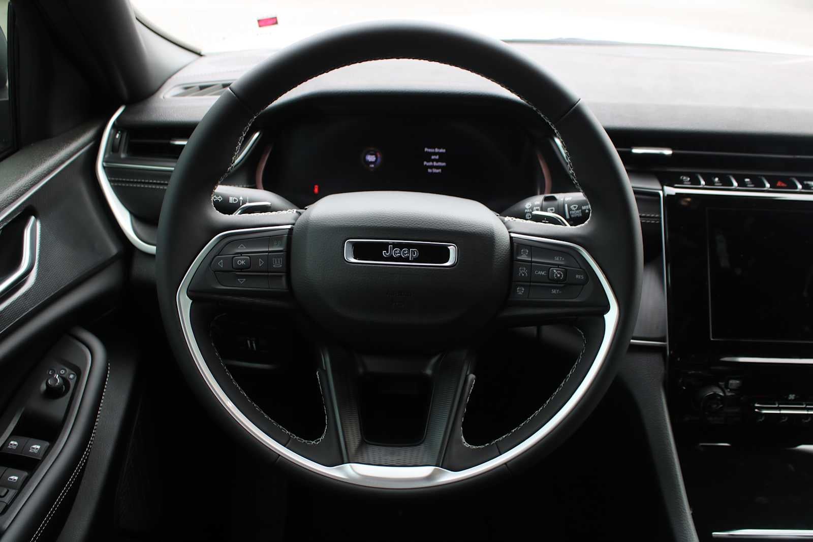 2025 Jeep Grand Cherokee GRAND CHEROKEE LAREDO X 4X2