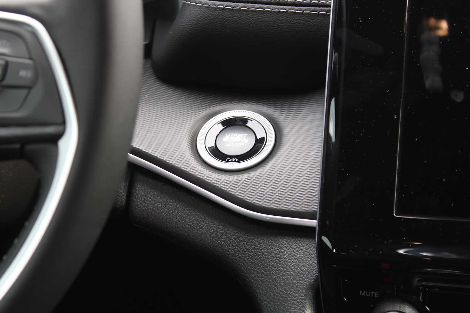 2025 Jeep Grand Cherokee GRAND CHEROKEE LAREDO X 4X2