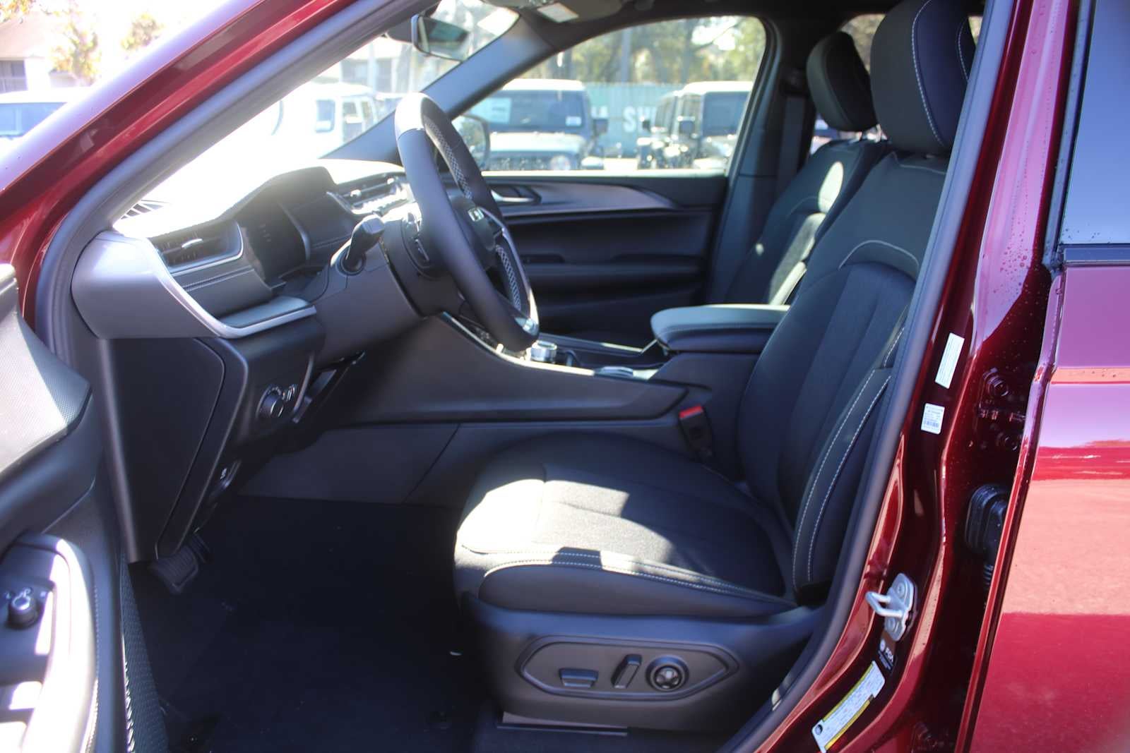 2025 Jeep Grand Cherokee GRAND CHEROKEE LAREDO X 4X2