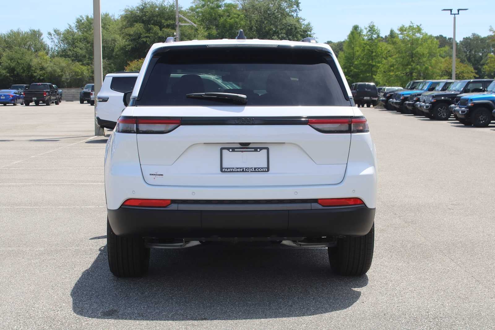 2026 Jeep Grand Cherokee Laredo Altitude
