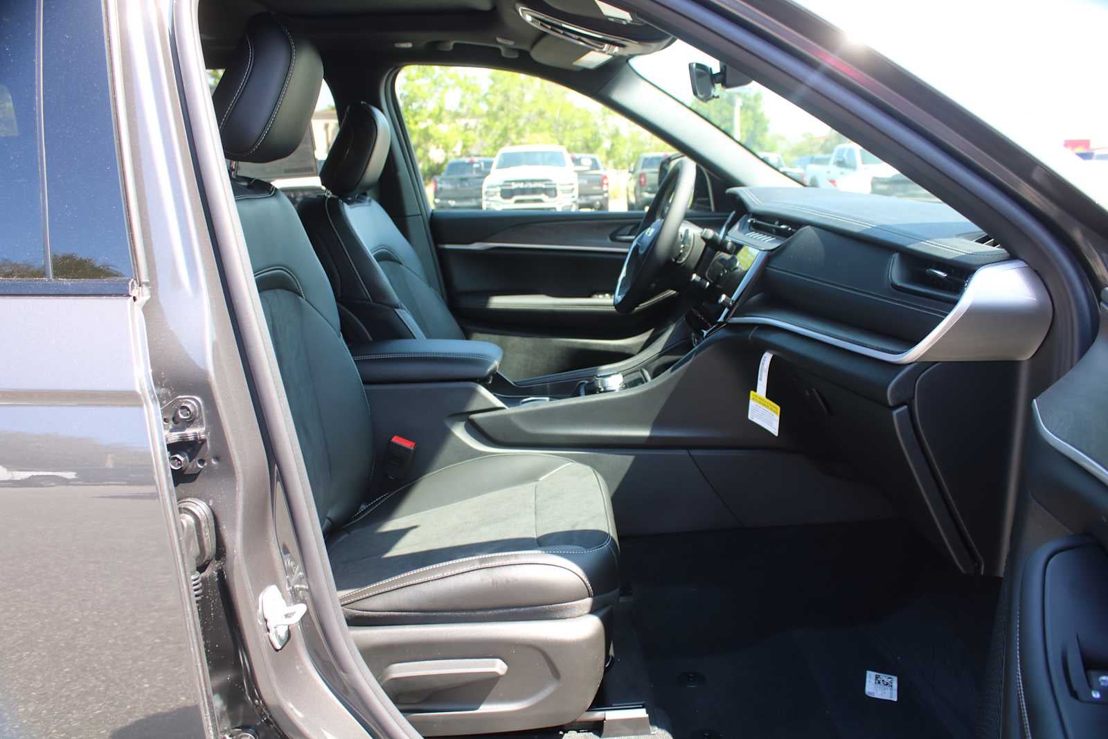 2026 Jeep Grand Cherokee Laredo Altitude