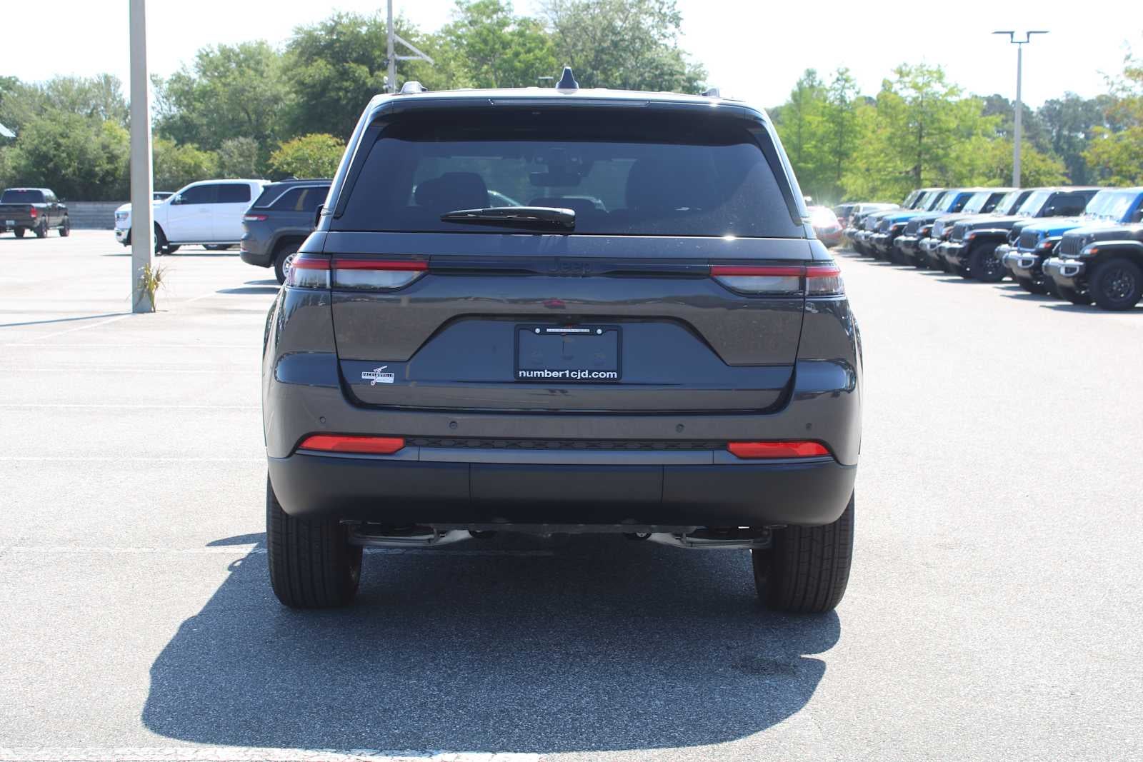 2026 Jeep Grand Cherokee Laredo Altitude