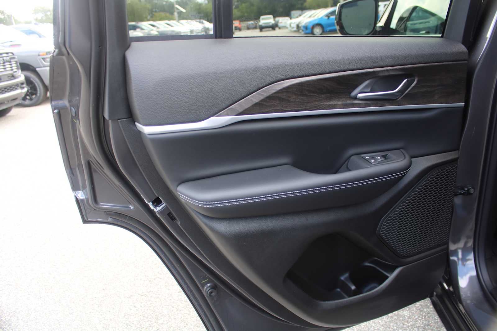 2026 Jeep Grand Cherokee Laredo Altitude