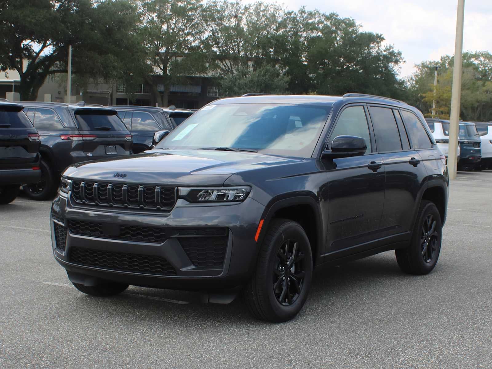 2026 Jeep Grand Cherokee Laredo Altitude