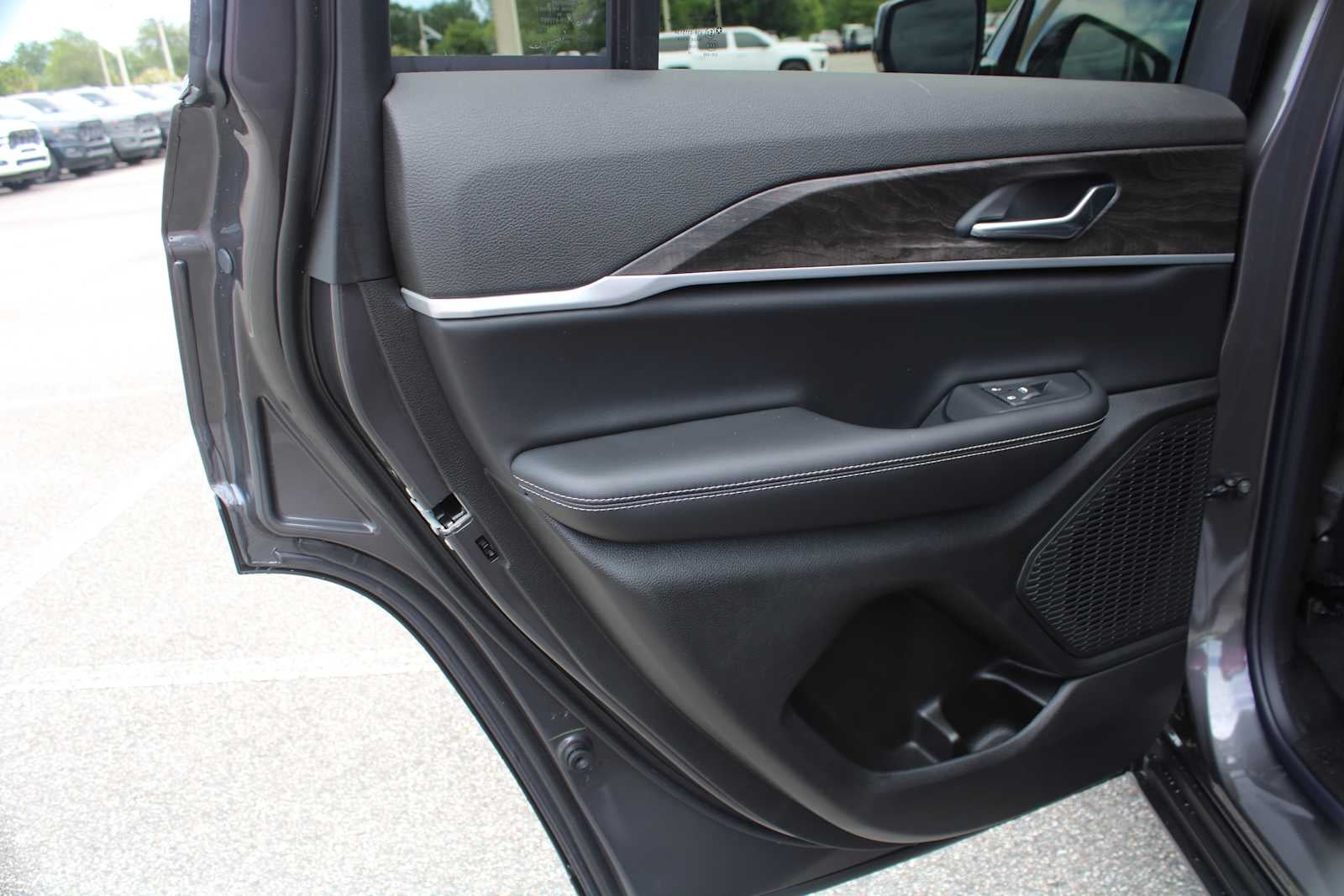 2026 Jeep Grand Cherokee Laredo Altitude