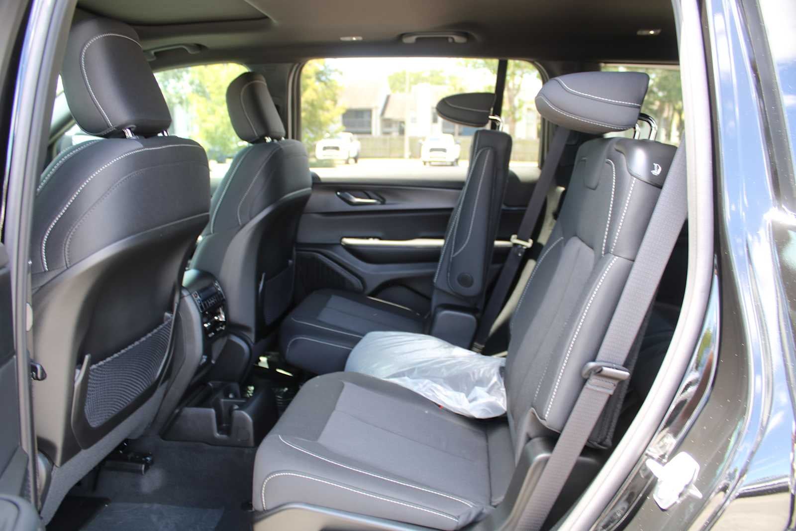 2025 Jeep Grand Cherokee GRAND CHEROKEE L LAREDO X 4X2