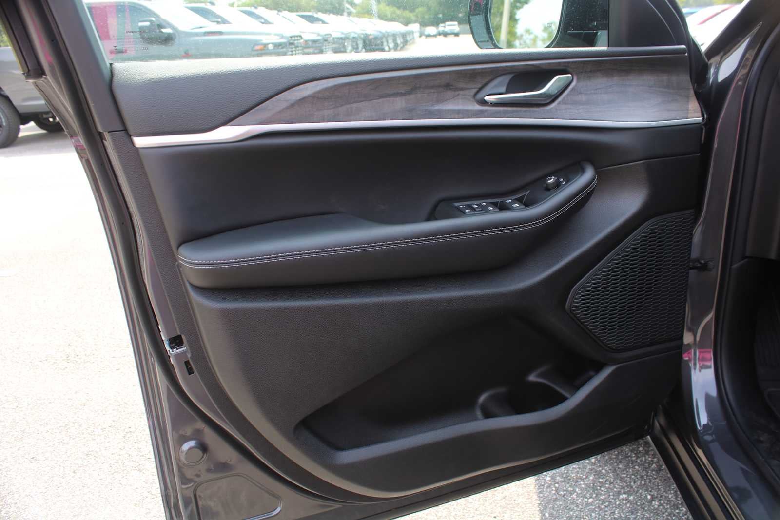 2026 Jeep Grand Cherokee L Laredo Altitude