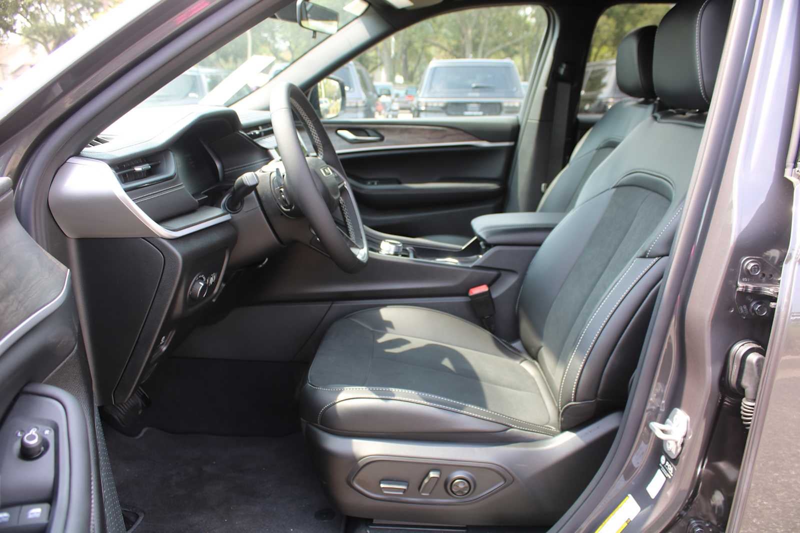 2026 Jeep Grand Cherokee L Laredo Altitude