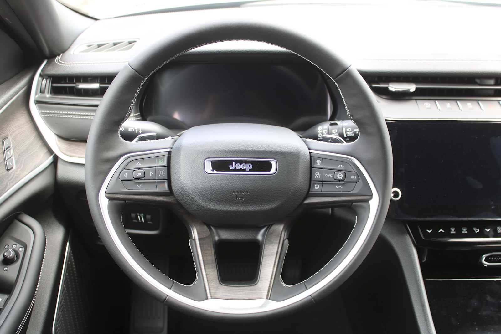 2027 Jeep Grand Cherokee L Limited Reserve