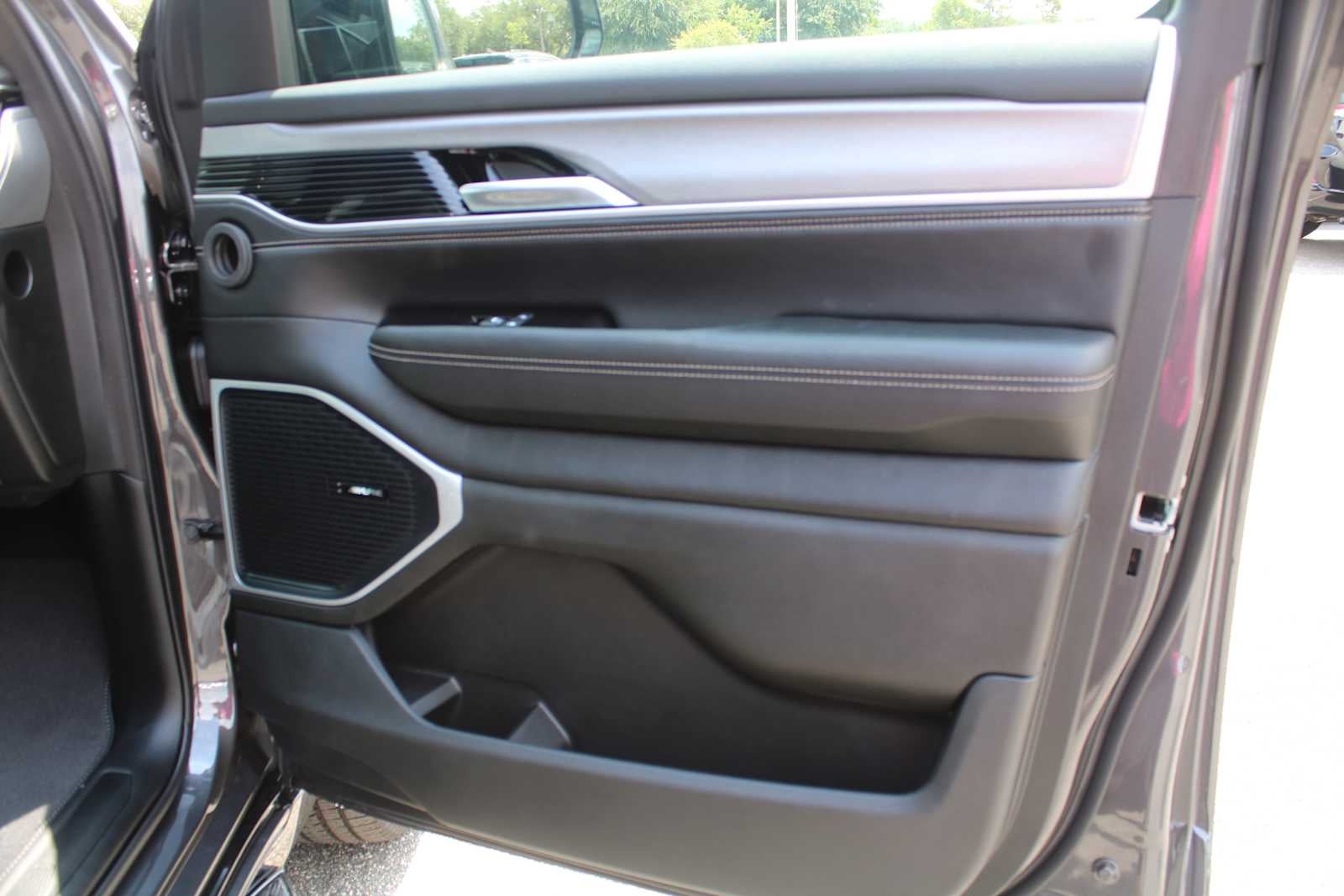 2026 Jeep Grand Wagoneer 4x2