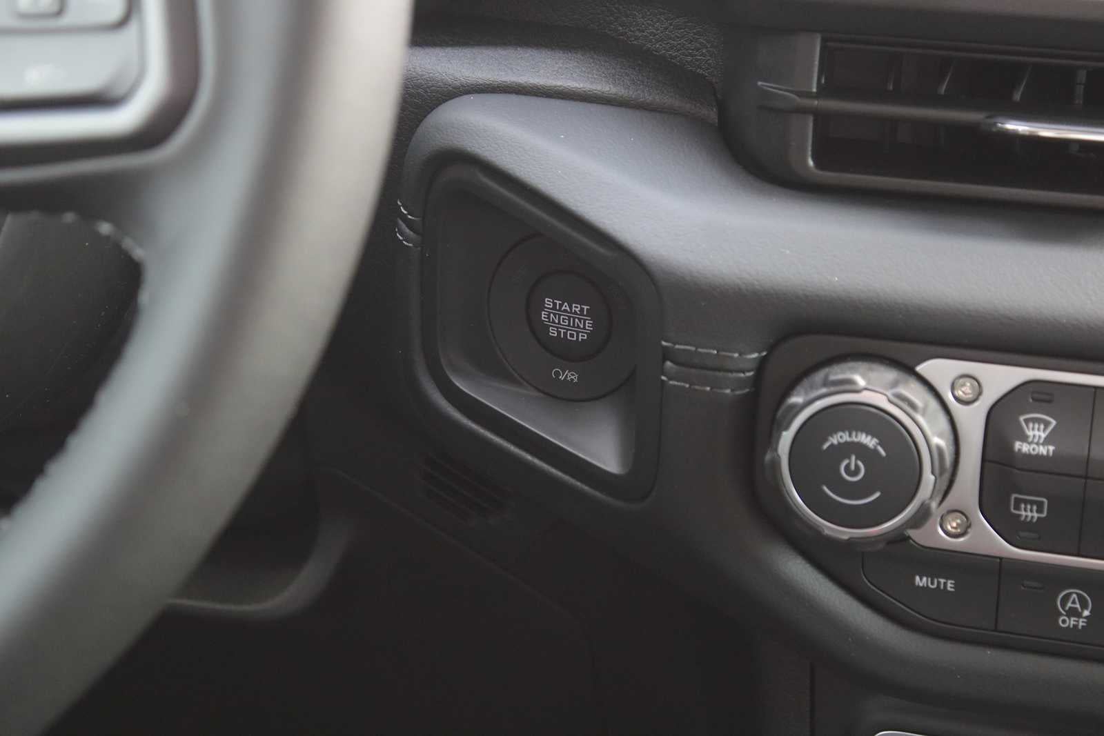 2026 Jeep Gladiator GLADIATOR SAHARA 4X4