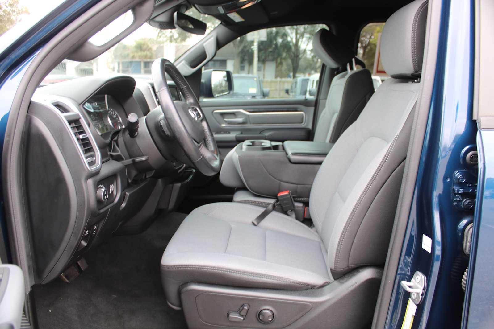 2022 RAM 1500 Big Horn Crew Cab 4x4 5'7' Box