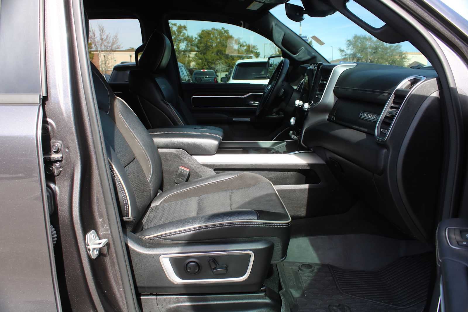 2023 RAM 1500 Laramie Crew Cab 4x4 5'7' Box