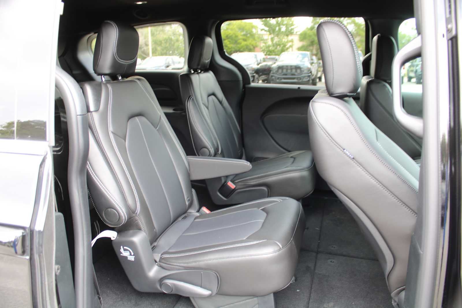 2027 Chrysler Pacifica Select