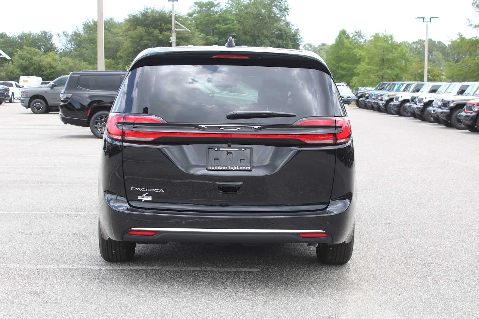 2027 Chrysler Pacifica Select