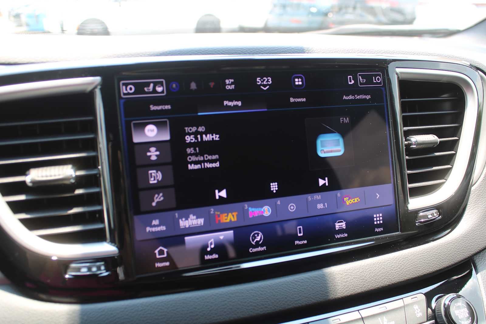 2027 Chrysler Pacifica LX
