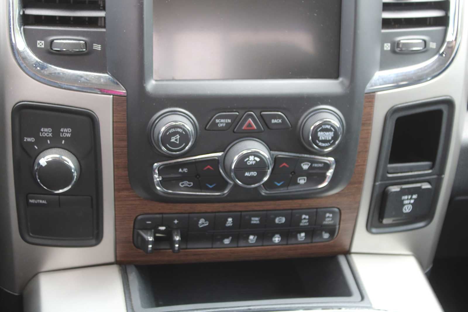 2017 RAM 2500 Laramie Crew Cab 4x4 6'4' Box