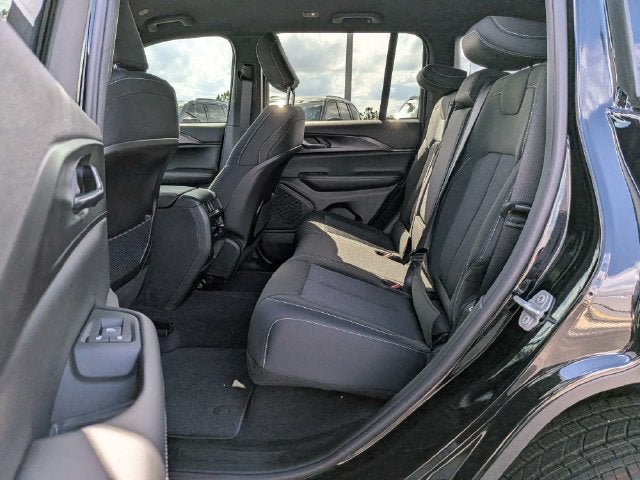 2027 Jeep Grand Cherokee Laredo