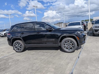 2027 Jeep Grand Cherokee Laredo