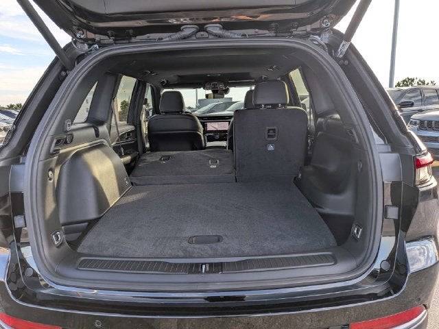 2027 Jeep Grand Cherokee Laredo Altitude