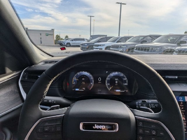 2027 Jeep Grand Cherokee Laredo Altitude