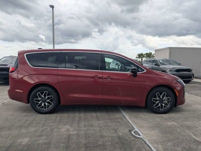 2027 Chrysler Pacifica Limited