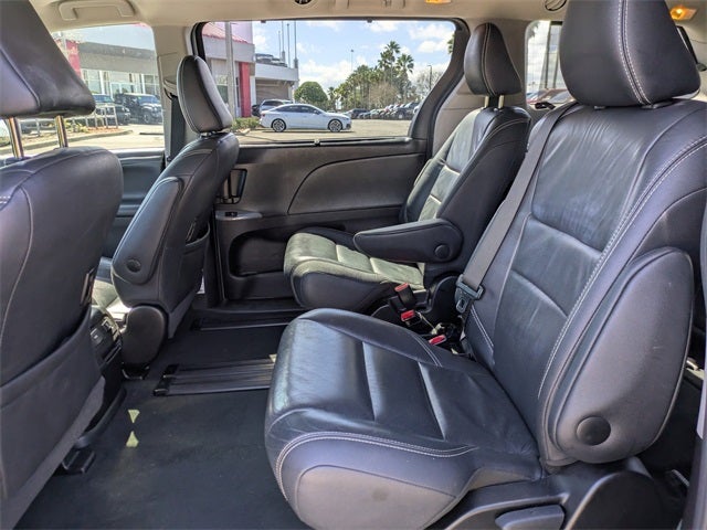 2017 Toyota Sienna SE Premium 8 Passenger
