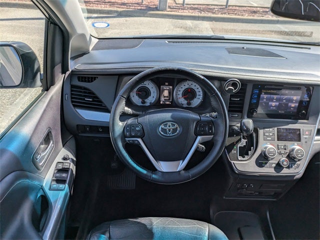 2017 Toyota Sienna SE Premium 8 Passenger