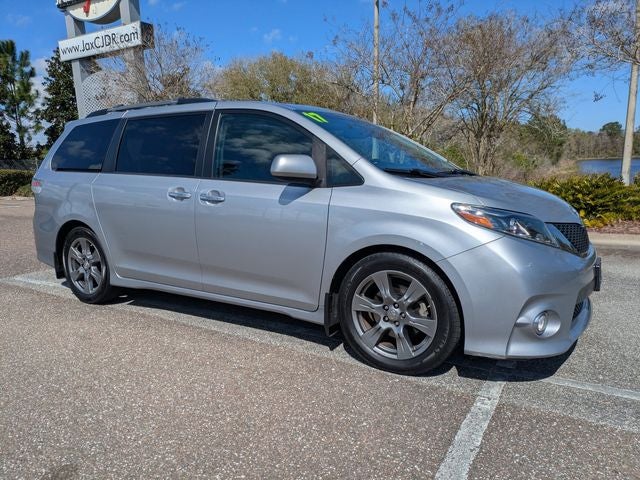 2017 Toyota Sienna SE 8 Passenger
