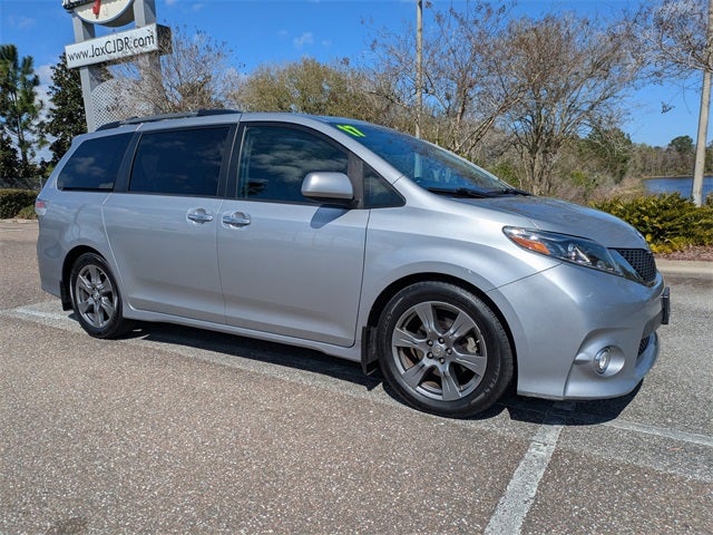 2017 Toyota Sienna SE Premium 8 Passenger