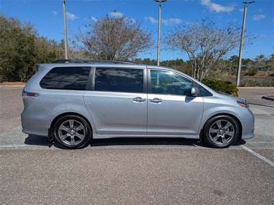 2017 Toyota Sienna SE Premium 8 Passenger