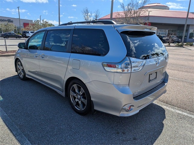 2017 Toyota Sienna SE Premium 8 Passenger