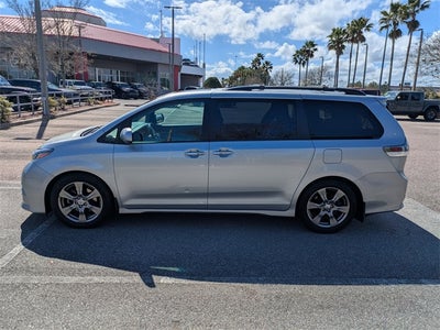 2017 Toyota Sienna SE Premium 8 Passenger