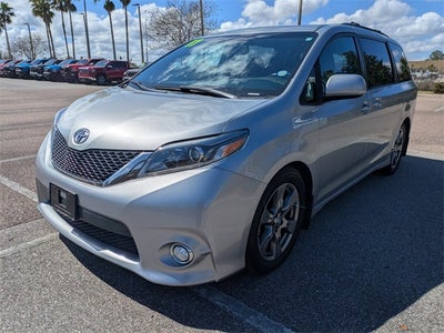 2017 Toyota Sienna SE Premium 8 Passenger