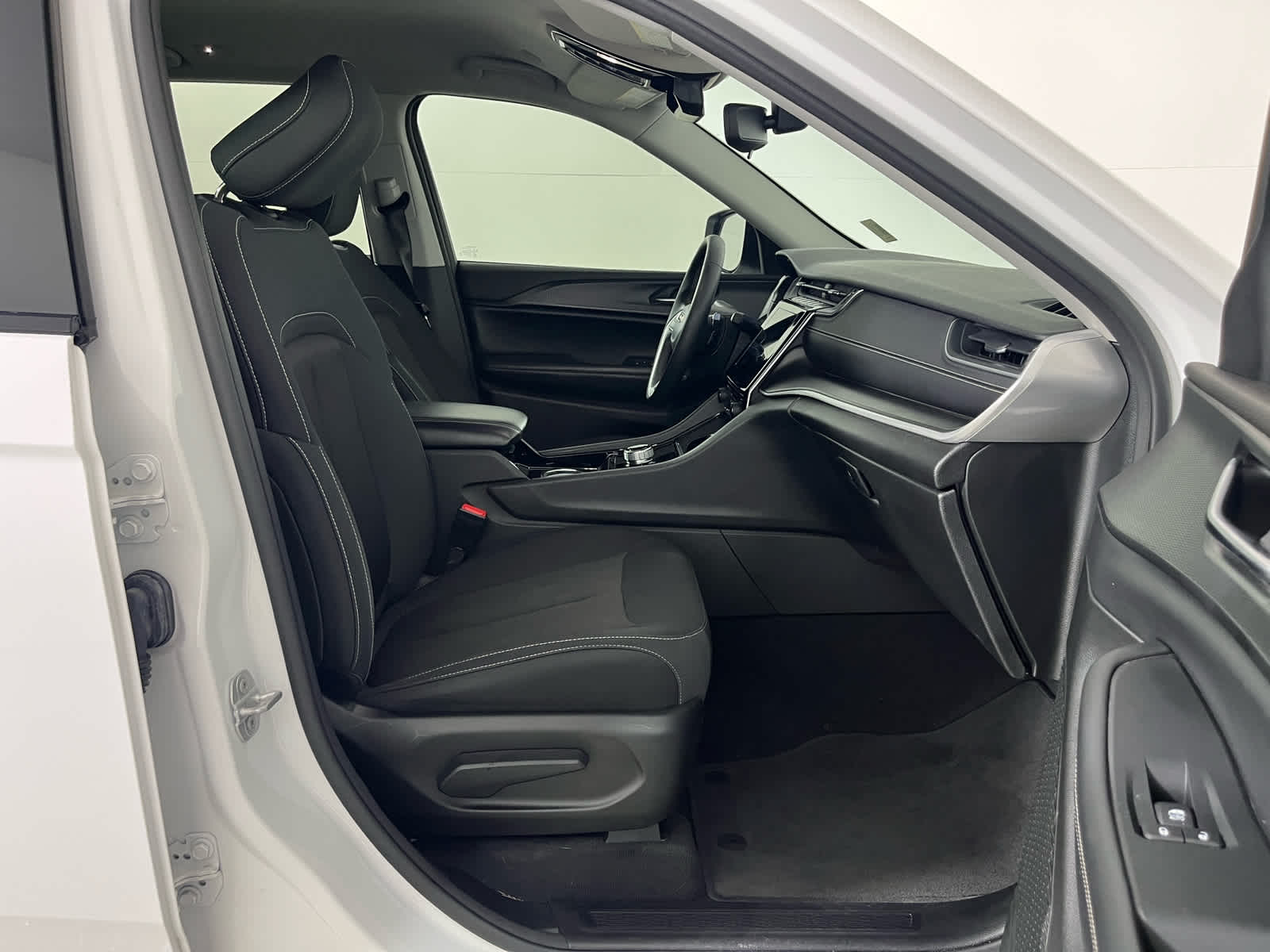 2023 Jeep Grand Cherokee Laredo 4x2