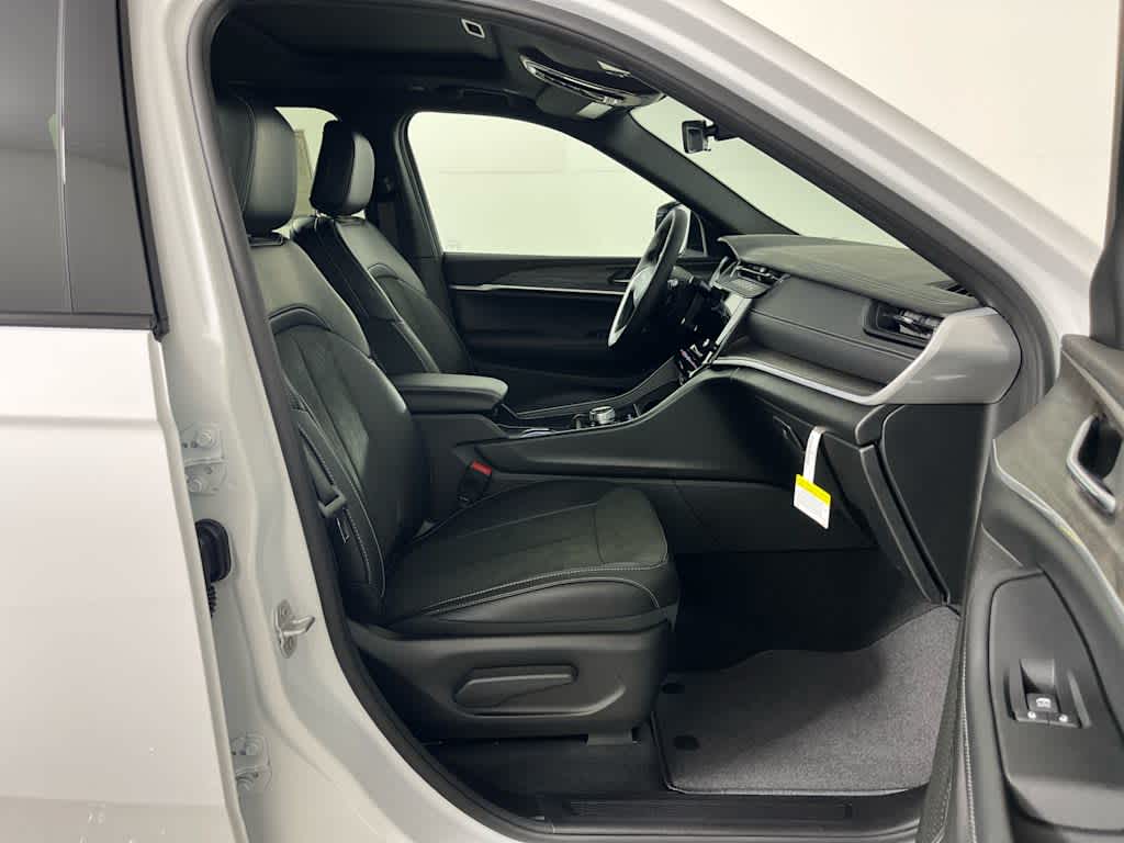2026 Jeep Grand Cherokee L Laredo Altitude