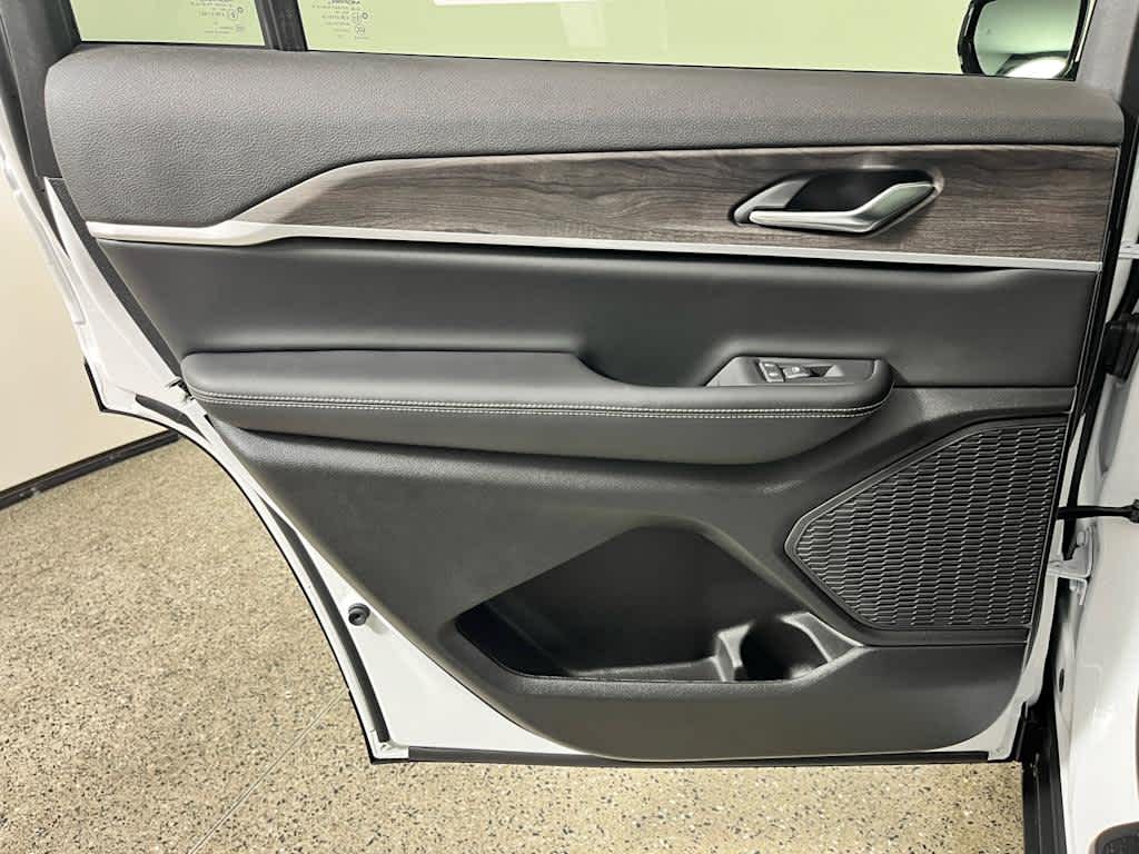 2026 Jeep Grand Cherokee L Laredo Altitude