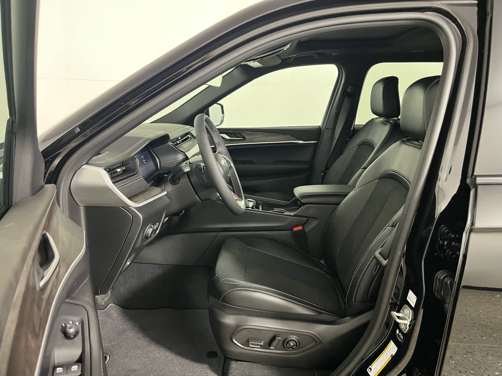 2027 Jeep Grand Cherokee L Laredo Altitude