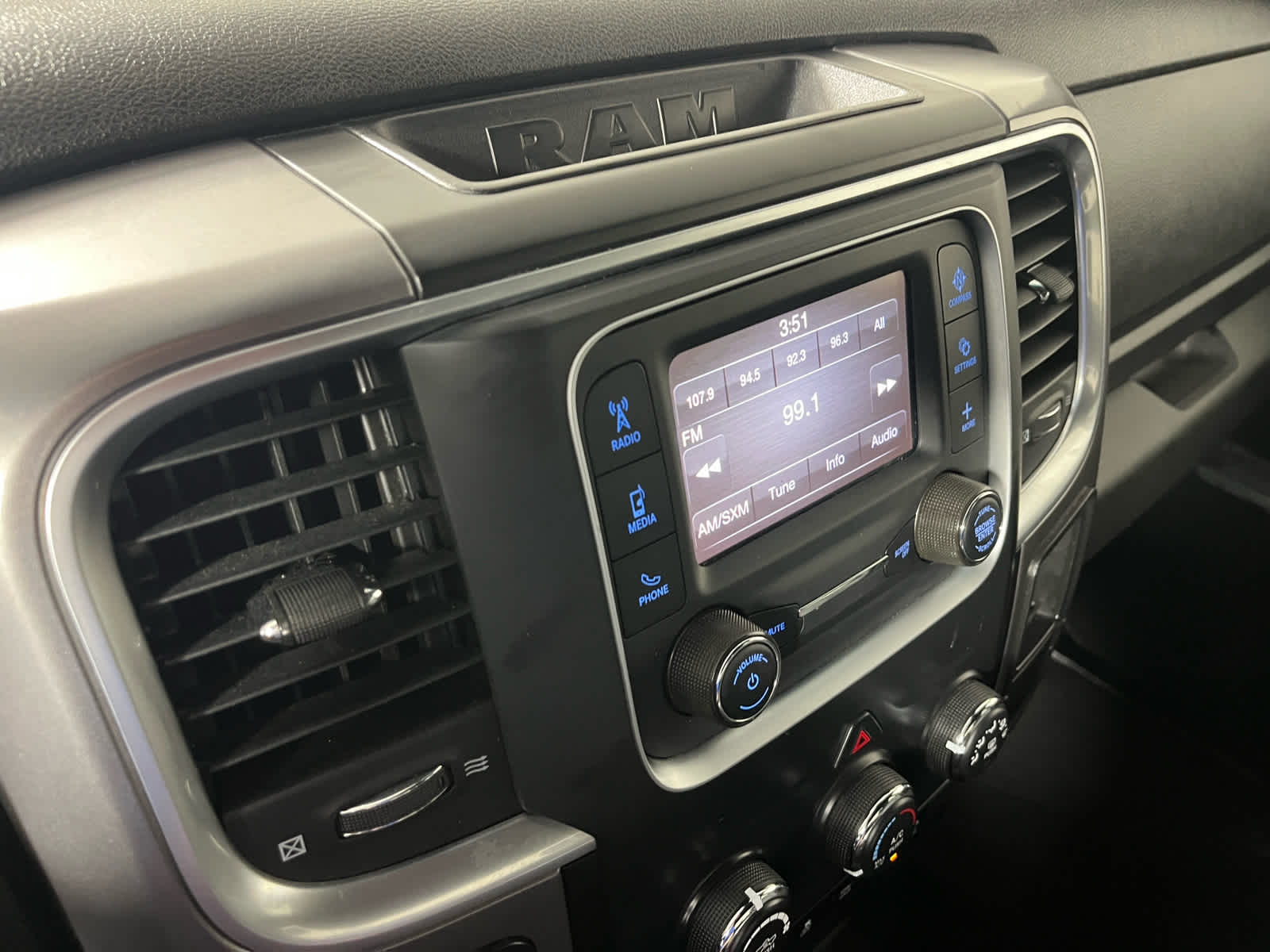 2024 RAM 1500 Classic Warlock Crew Cab 4x2 5'7' Box