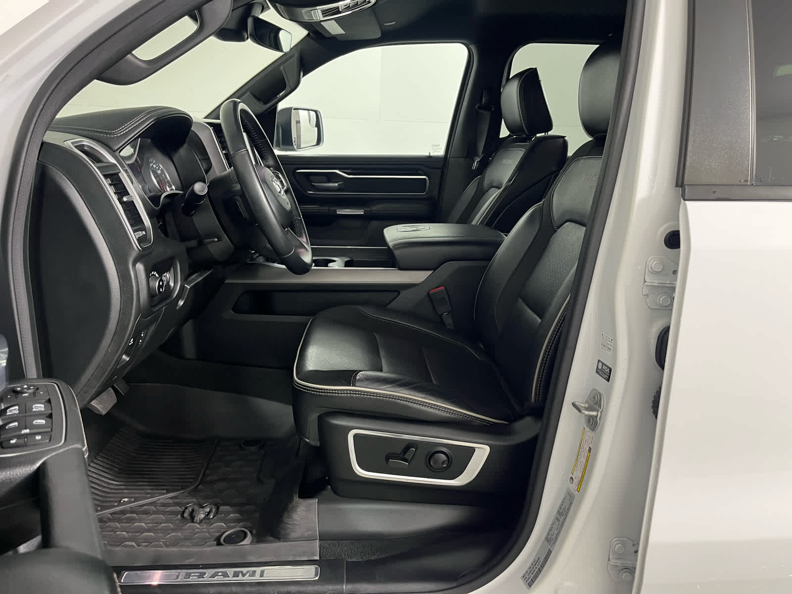 2022 RAM 1500 Laramie Crew Cab 4x4 5'7' Box