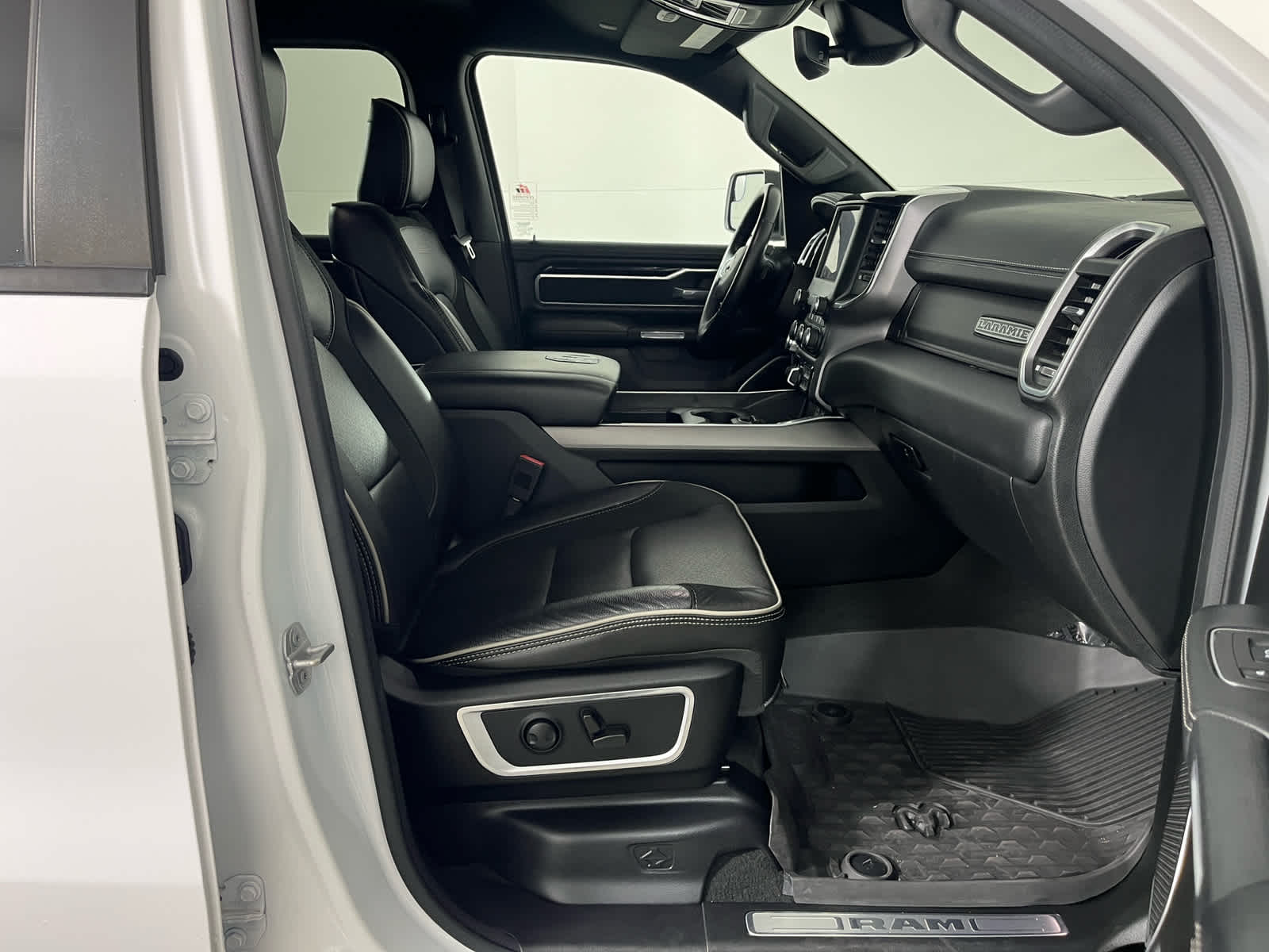 2022 RAM 1500 Laramie Crew Cab 4x4 5'7' Box