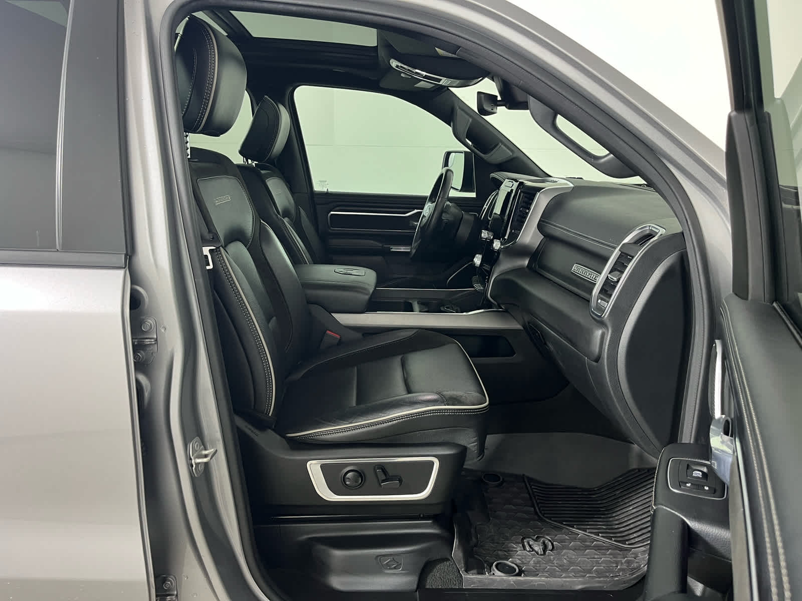 2024 RAM 1500 Laramie Crew Cab 4x4 5'7' Box