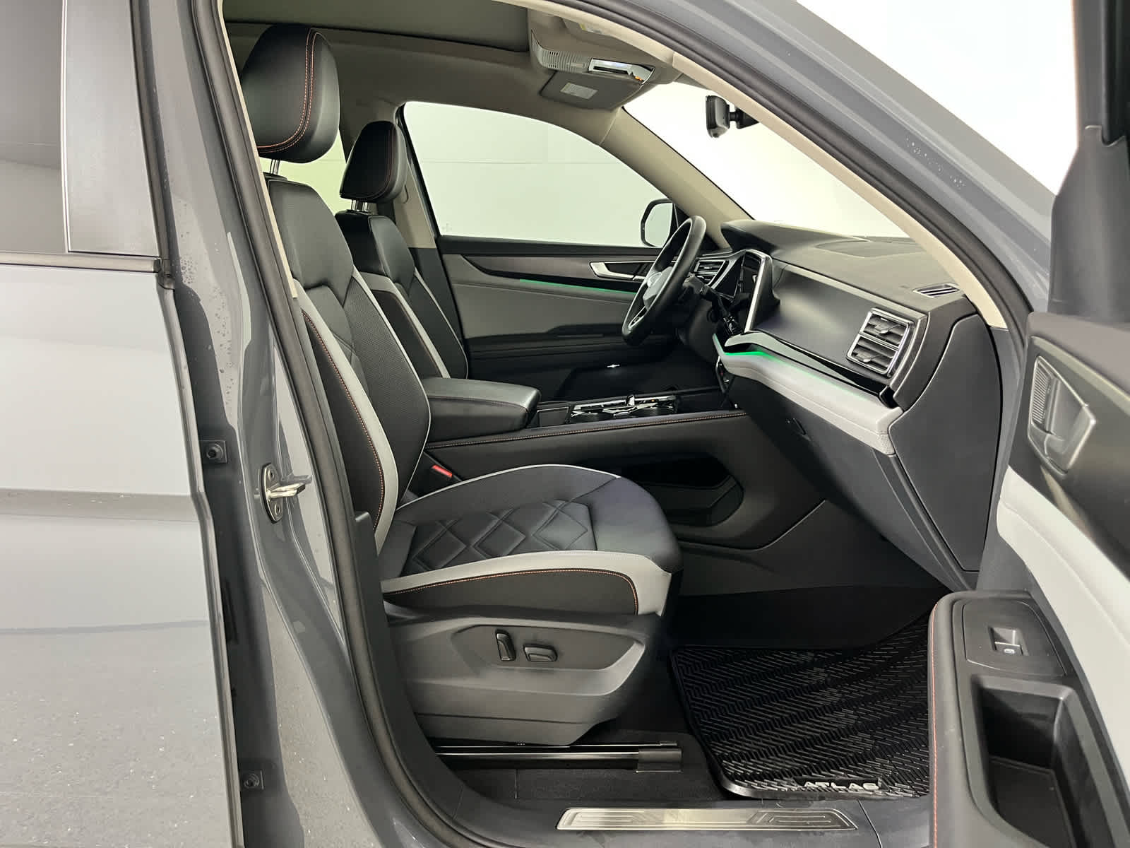 2024 Volkswagen Atlas 2.0T Peak Edition SEL