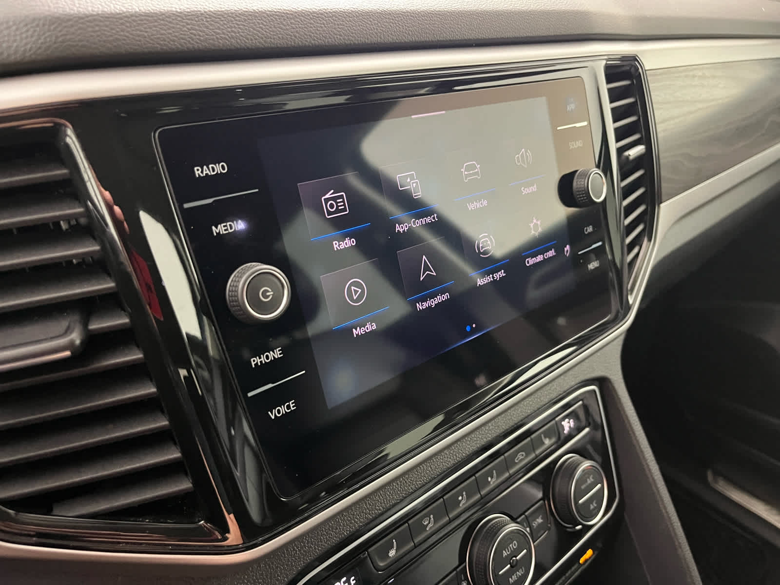 2023 Volkswagen Atlas 3.6L V6 SE w/Technology