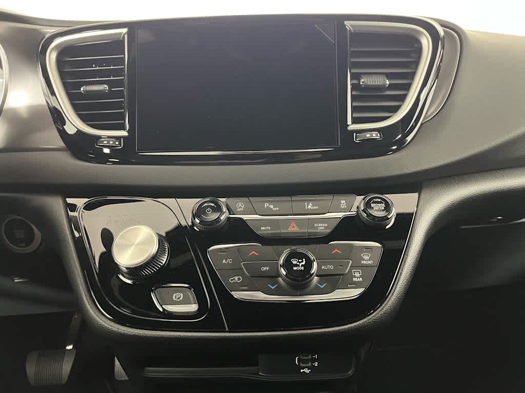 2026 Chrysler Voyager VOYAGER LX