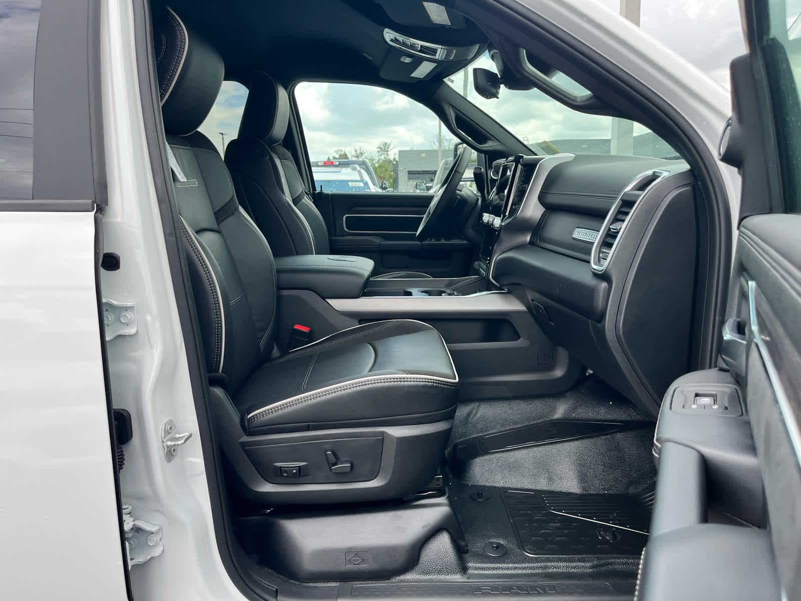 2026 RAM Ram 5500 Chassis Cab RAM 5500 BIG HORN CHASSIS CREW CAB 4X4 84' CA